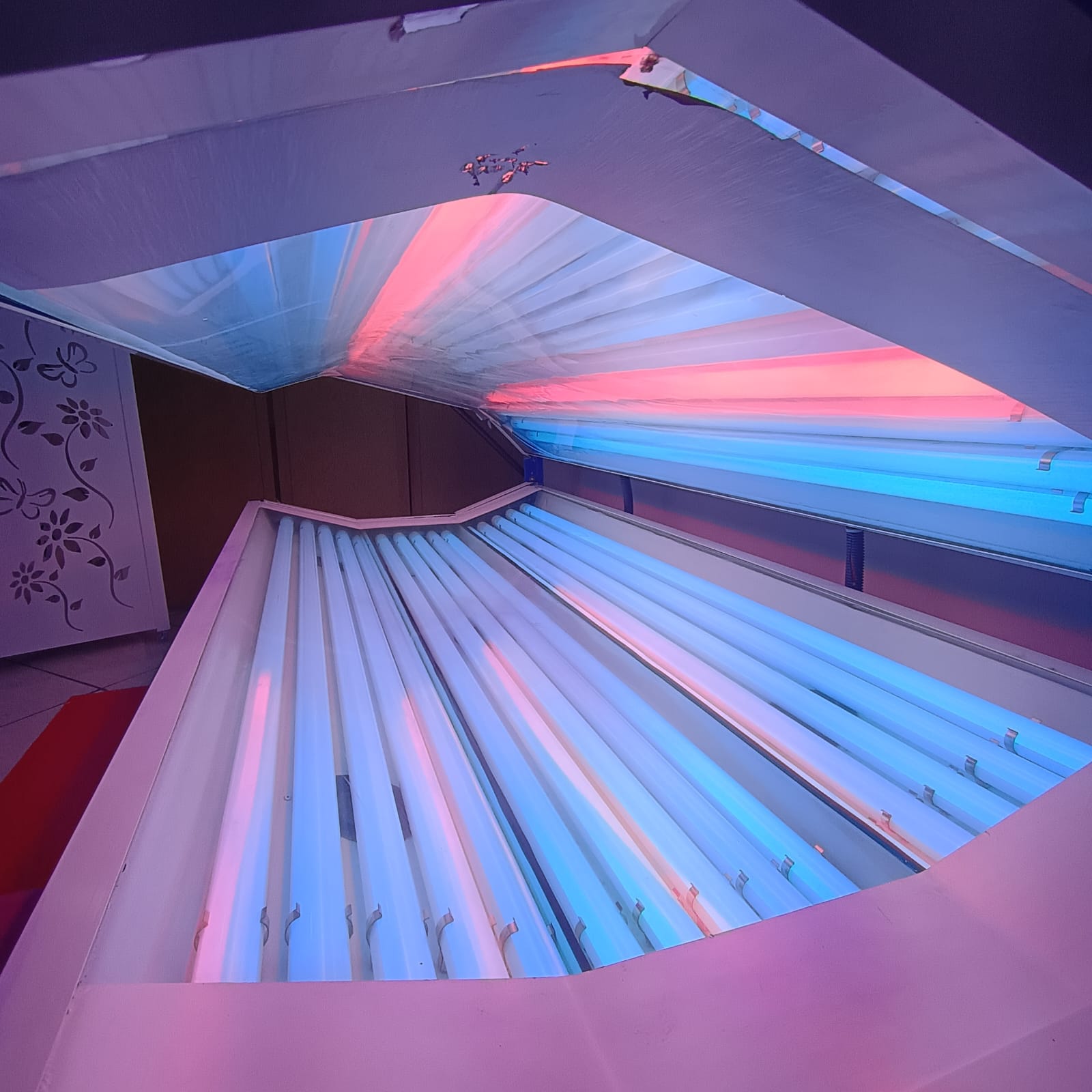 Interior da máquina deitada de bronzeamento